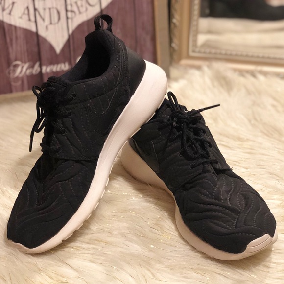 Nike Shoes - Nike Shoes W ROSHE ONE PREMIUM